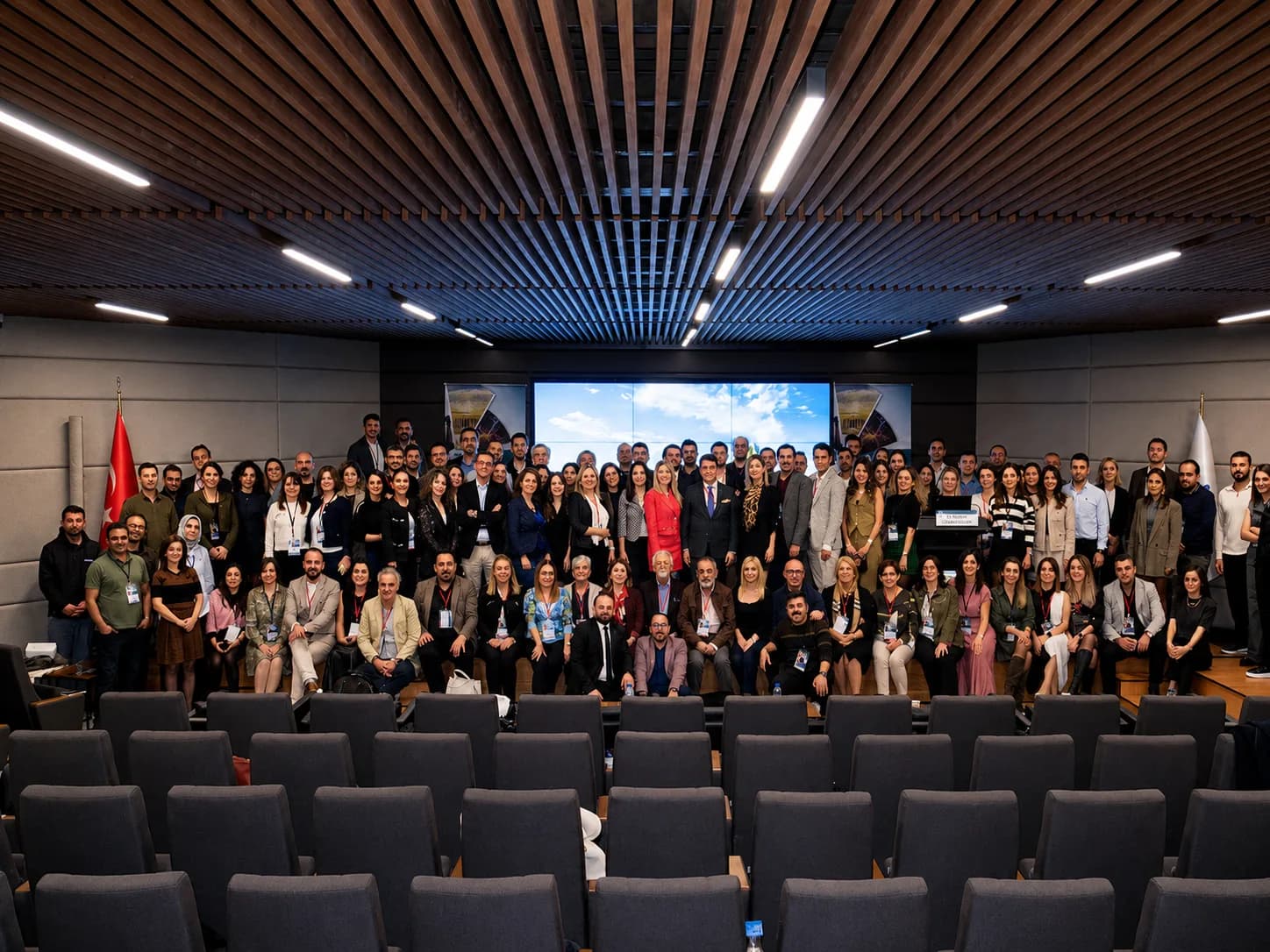 Konferans salonunda katılımcıların toplu fotoğrafı