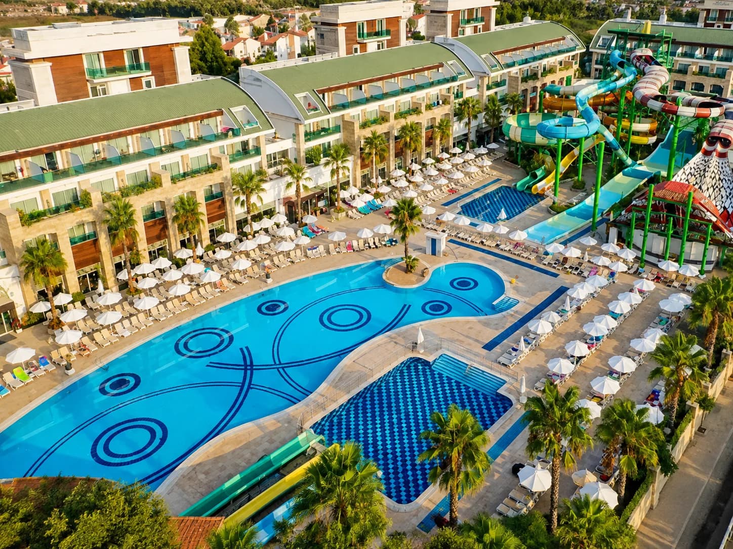 Crystal Waterworld Resort & Spa'nın havuz ve kaydırak alanı, havadan görünüm