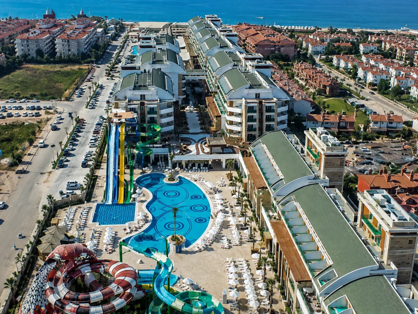 Belek'teki kongre otelinin denize bakan havadan görünümü